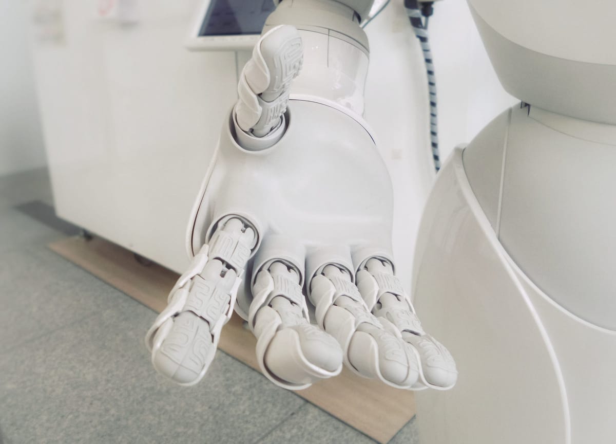 elini uzatan bir robot