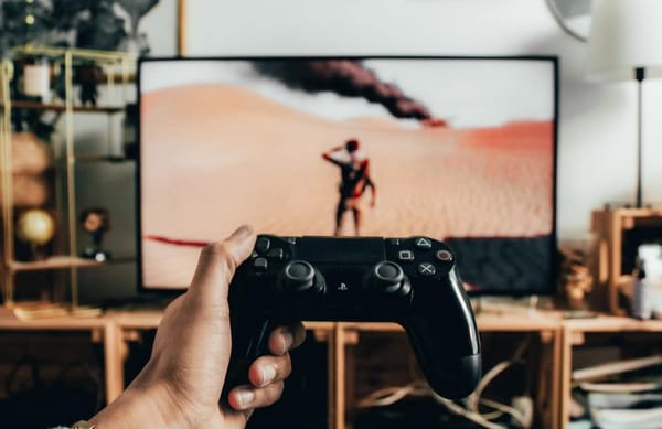 ps5 oynayan kişi