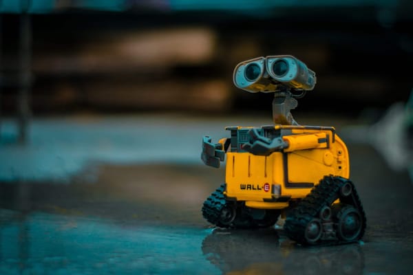 UV-C Işık Sistemli Robot Yüzeyleri Dezenfekte Ediyor